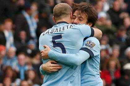 El abrazo de Zabaleta con el goleador Silva