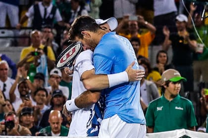 El abrazo del alma: Del Potro felicita a Murray, tras la final de los Juegos de Río 2016, en la que se impuso el británico