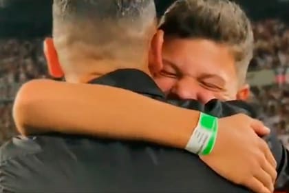El abrazo del DT Martín Demichelis con su hijo Bastian, que es alcanzapelotas en el Monumental y el último fin de semana debutó en la novena división del club de Núñez