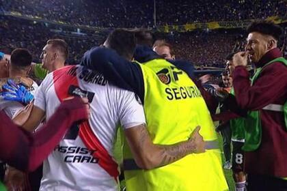 El abrazo del empleado de seguridad con Matías Suárez después del encuentro