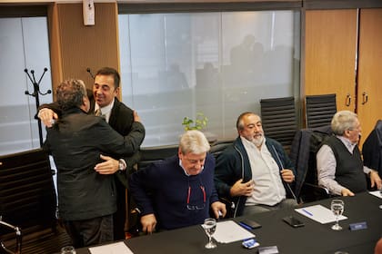 El abrazo del secretario de Trabajo, Julio Cordero, con Gerardo Martínez, jefe de la Uocra, en un encuentro con la CGT