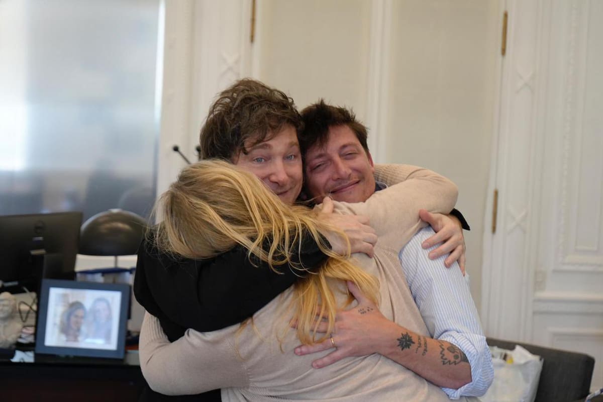 El abrazo del "triángulo de hierro": Javier y Karina Milei junto a Santiago Caputo