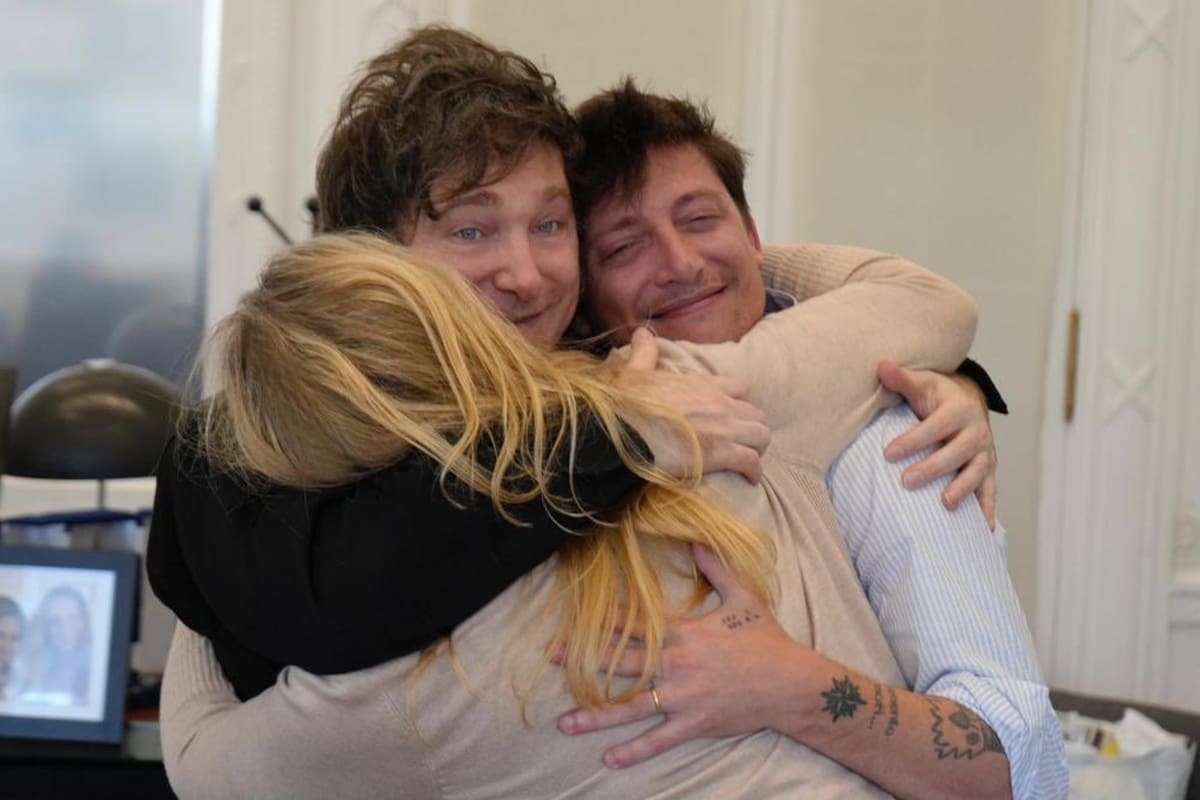 El abrazo del "triángulo de hierro": Javier y Karina Milei junto a Santiago Caputo