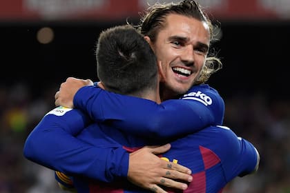 El abrazo durante el partido de Barcelona ante Villarreal
