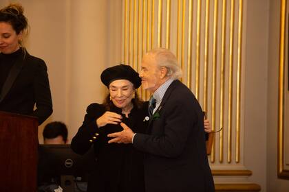 El abrazo emocionado de Graciela Borges y Gino.