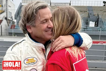 El abrazo emocionado de Paquito Mayorga y Carola del Bianco después de probar, con éxito, el auto de Senna en el Autódromo Juan y Oscar Gálvez, de Buenos Aires.
