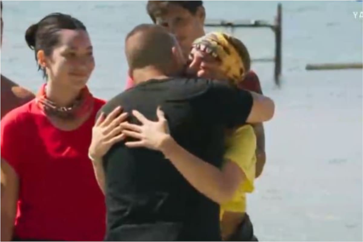 El abrazo emotivo entre los dos participantes de Survivor que estuvieron presentes en Cromañón