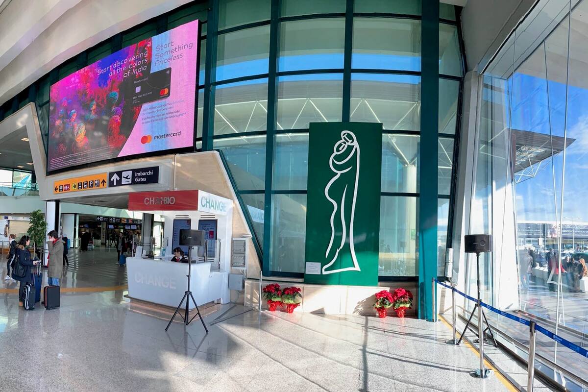 El Abrazo en el aeropuerto Fiumicino