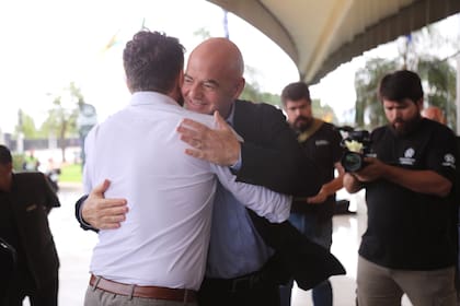 El abrazo entre Alejandro Domínguez, presidente de la Conmebol, y Gianni Infantino, presidente de la FIFA; ambos decidieron, en Asunción, entregarle la organización del Mundial Sub 20 a la Argentina