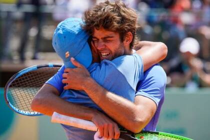 El abrazo entre Báez y Díaz Acosta, ganadores del oro