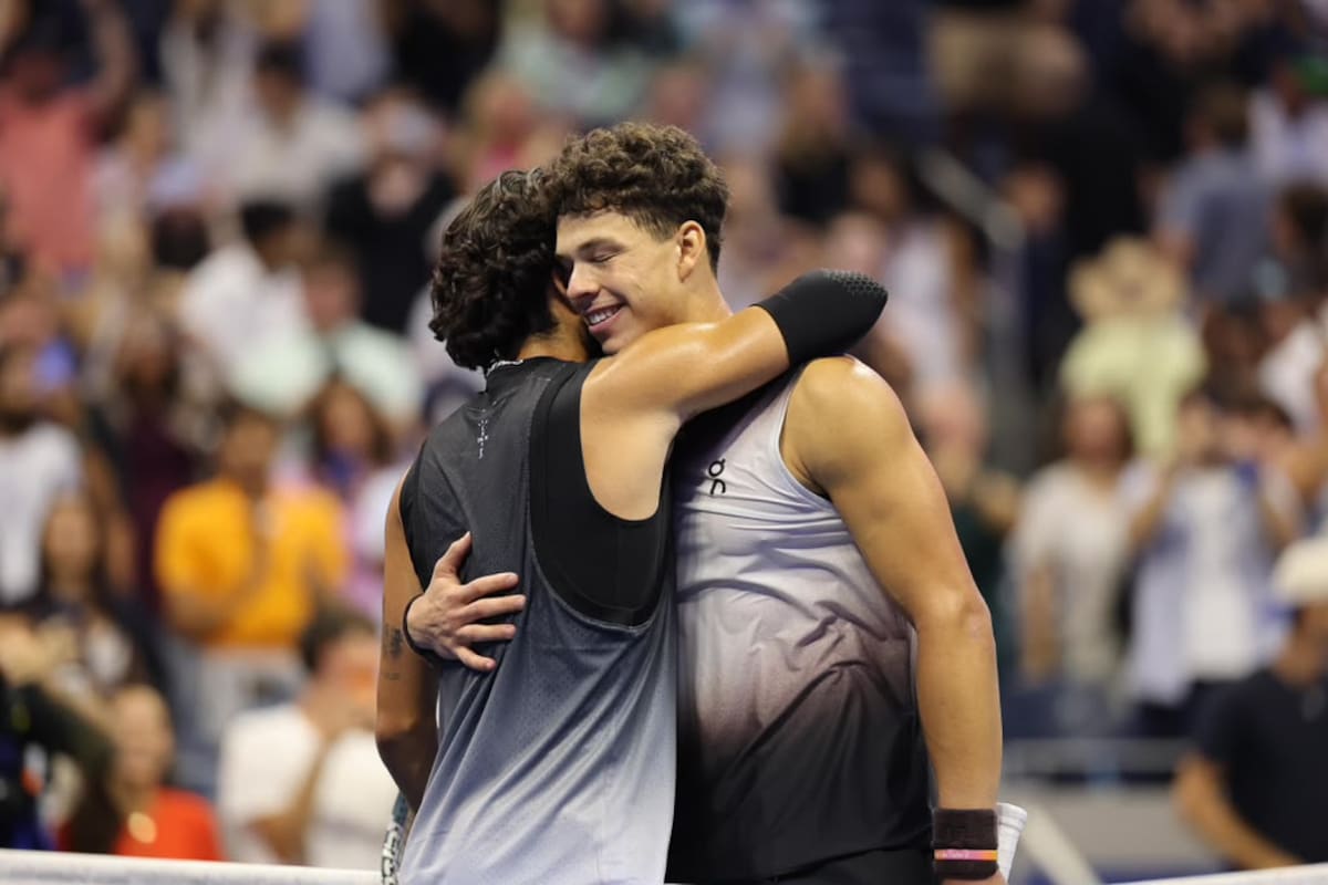 El abrazo entre Ben Shelton (el vencedor) y Carlos Alcaraz tras un partido épico por los cuartos de final del US Open 2026: duró 4h28m y terminó a las 3.33 de Nueva York