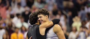 Dos tenistas extenuados, vómitos y un partido interminable: la madrugada en que el US Open no durmió