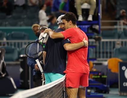 El abrazo entre Cerúndolo y Tommy Paul, que tienen una excelente relación más allá de los courts