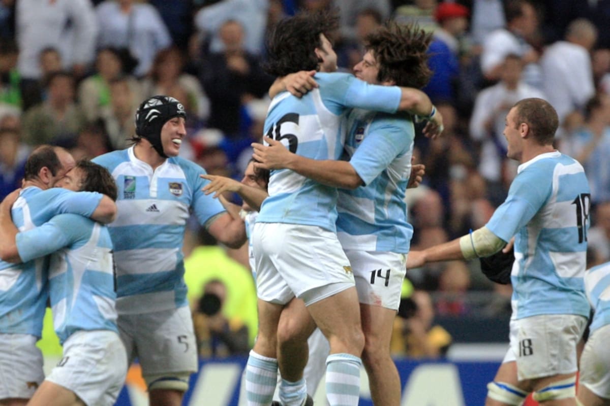 El abrazo entre Corleto y Borges en el final del partido: los Pumas les ganaban a Francia en el comienzo del Mundial 2007 y de visitantes