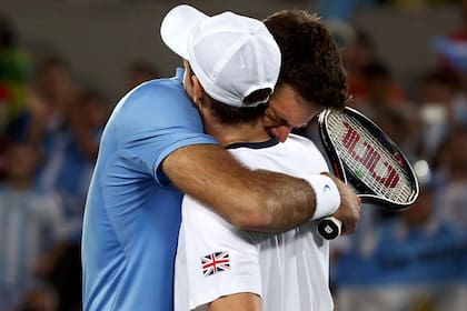El abrazo entre Del Potro y Murray tras la final de los Juegos Olímpicos 2016