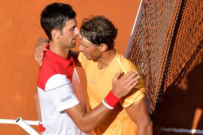 El abrazo entre Djokovic y Nadal: el serbio se subió este lunes al N° 1 y cerrará 2018 en lo más alto