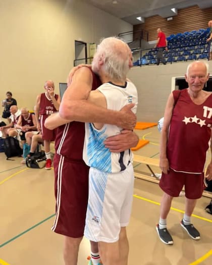 El abrazo entre Eduardo Bave y el capitán del seleccionado de Letonia