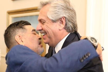 El abrazo entre el 10 y el presidente