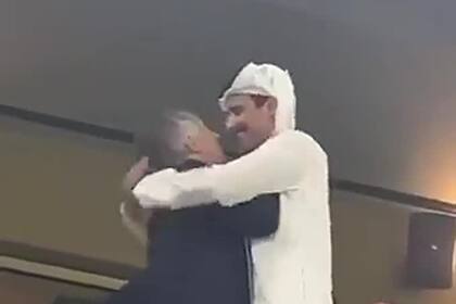 El abrazo entre el emir de Qatar, Tamim bin Hamad Al Thani, y Mauricio Macri
