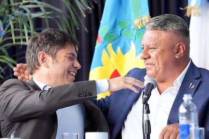 El abrazo entre el gobernador bonaerense Axel Kiciloff y el presidente de la AFA, Claudio Tapia, durante la presentación del "Masterplan" del estadio Único de La Plata