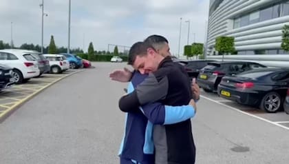 El abrazo entre el Kun y el empleado del City que ganó el auto