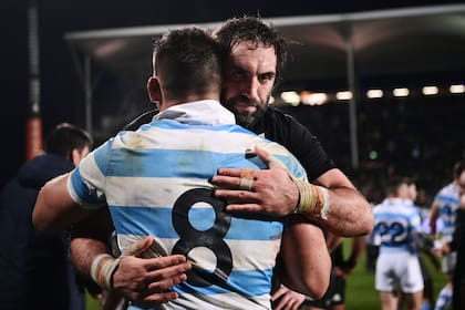 El abrazo entre el neozelandés Sam Whitelock y Pablo Matera, el sábado pasado