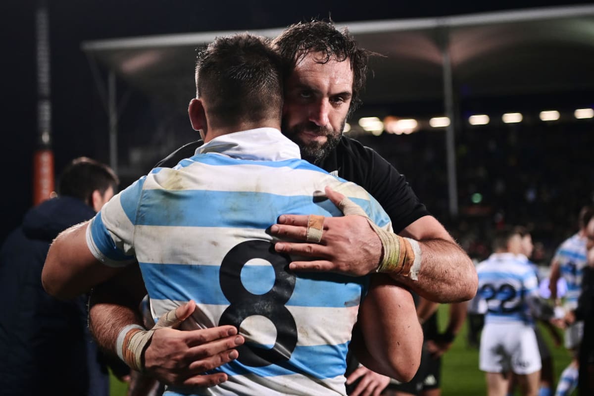 El abrazo entre el neozelandés Sam Whitelock y Pablo Matera, el sábado pasado