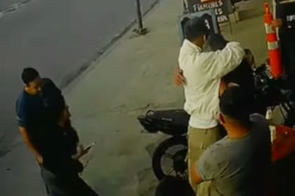 El abrazo entre Facundo Medina y el gomero tras la divertida confusión