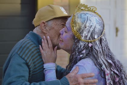 El abrazo entre Florencia y su abuelo Juan