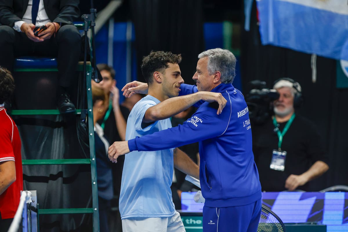 El abrazo entre Fran Cerúndolo y el capitán Javier Frana tras la definición de la serie de Copa Davis entre la Argentina y Turquía en Neuquén