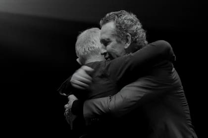 El abrazo entre Gary Lineker (de espaldas) y Jorge Valdano, los dos narradores