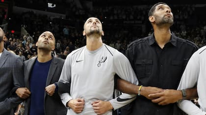 El abrazo entre Ginóbili, Parker y Duncan