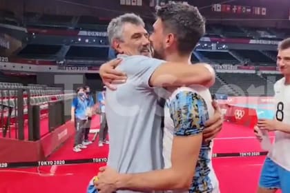 El abrazo entre Hugo y Facundo Conte. Padre e hijo, medallistas para el vóleibol argentino.