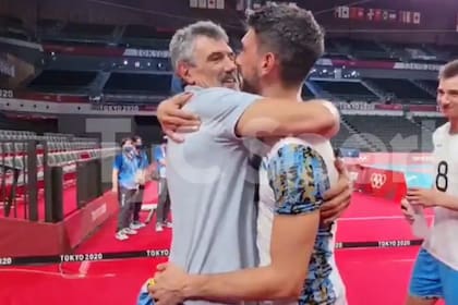 El abrazo entre Hugo y Facundo Conte. Padre e hijo, medallistas para el vóleibol argentino.