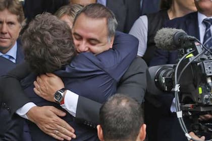 El abrazo entre Javier Milei y Manuel Adorni, durante el acto por las Malvinas