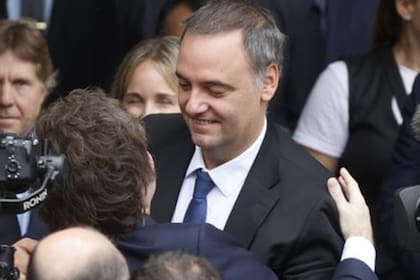 El abrazo entre Javier Milei y Manuel Adorni durante el acto del 2 de abril