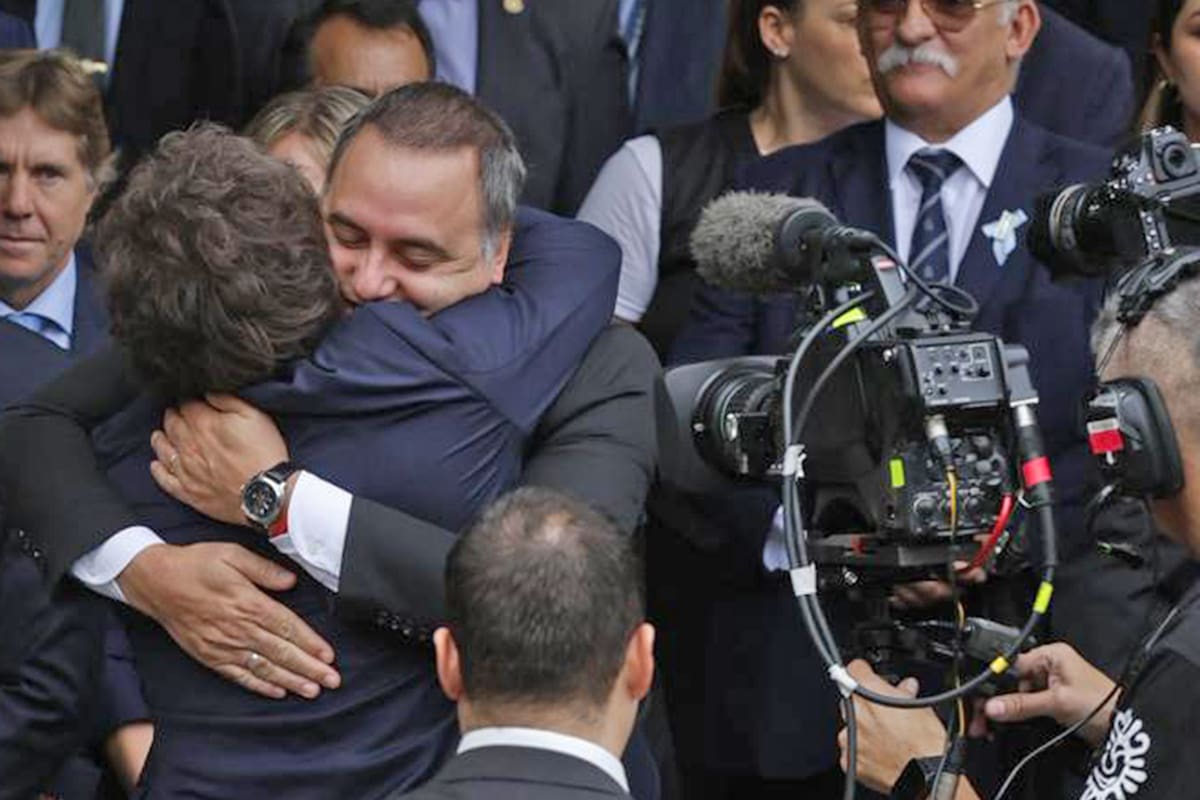 El abrazo entre Javier Milei y Manuel Adorni en el acto del 2 de abril