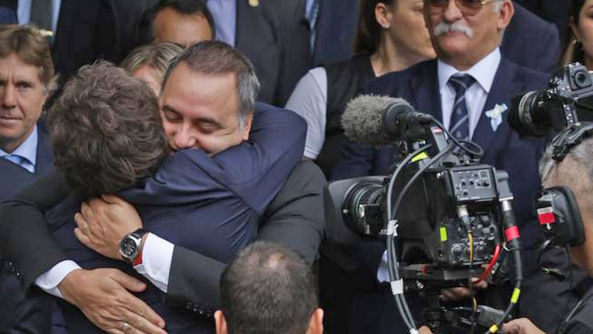 El abrazo entre Javier Milei y Manuel Adorni en el acto del 2 de abril