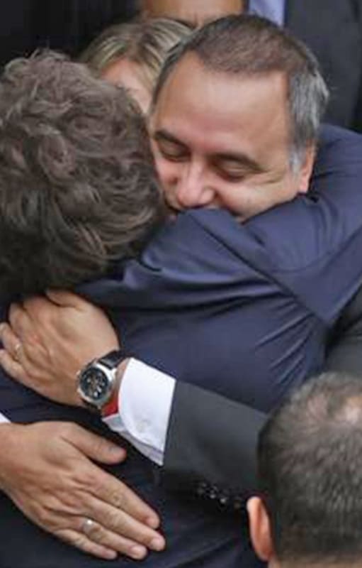 El abrazo entre Javier Milei y Manuel Adorni en el acto del 2 de abril