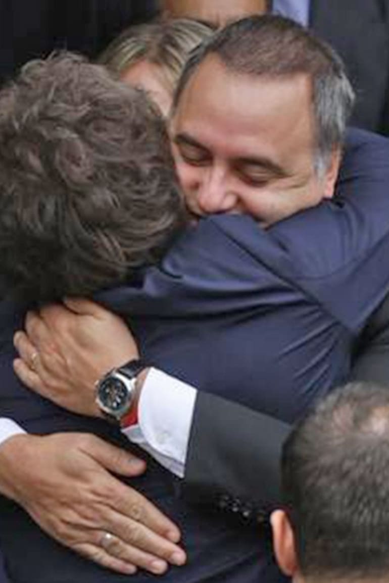 El abrazo entre Javier Milei y Manuel Adorni en el acto del 2 de abril
