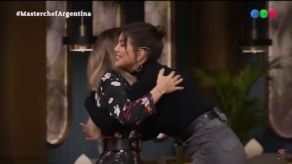 El abrazo entre Jimena Barón y Wanda Nara al comienzo del programa