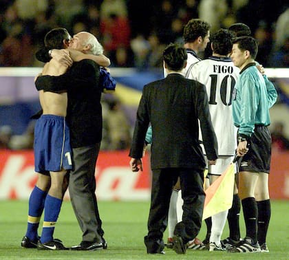 El abrazo entre Juan Román Riquelme y Bianchi, mientras Figo intenta una protesta ante el árbitro colombiano Ruiz