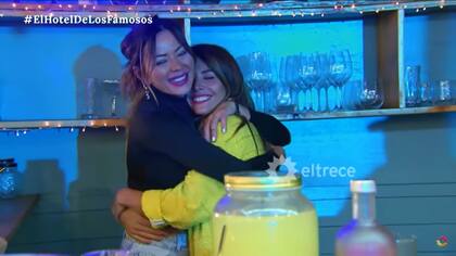 El abrazo entre Karina Jelinek y Majo Martino, tras la confirmación de la llegada de su bebé