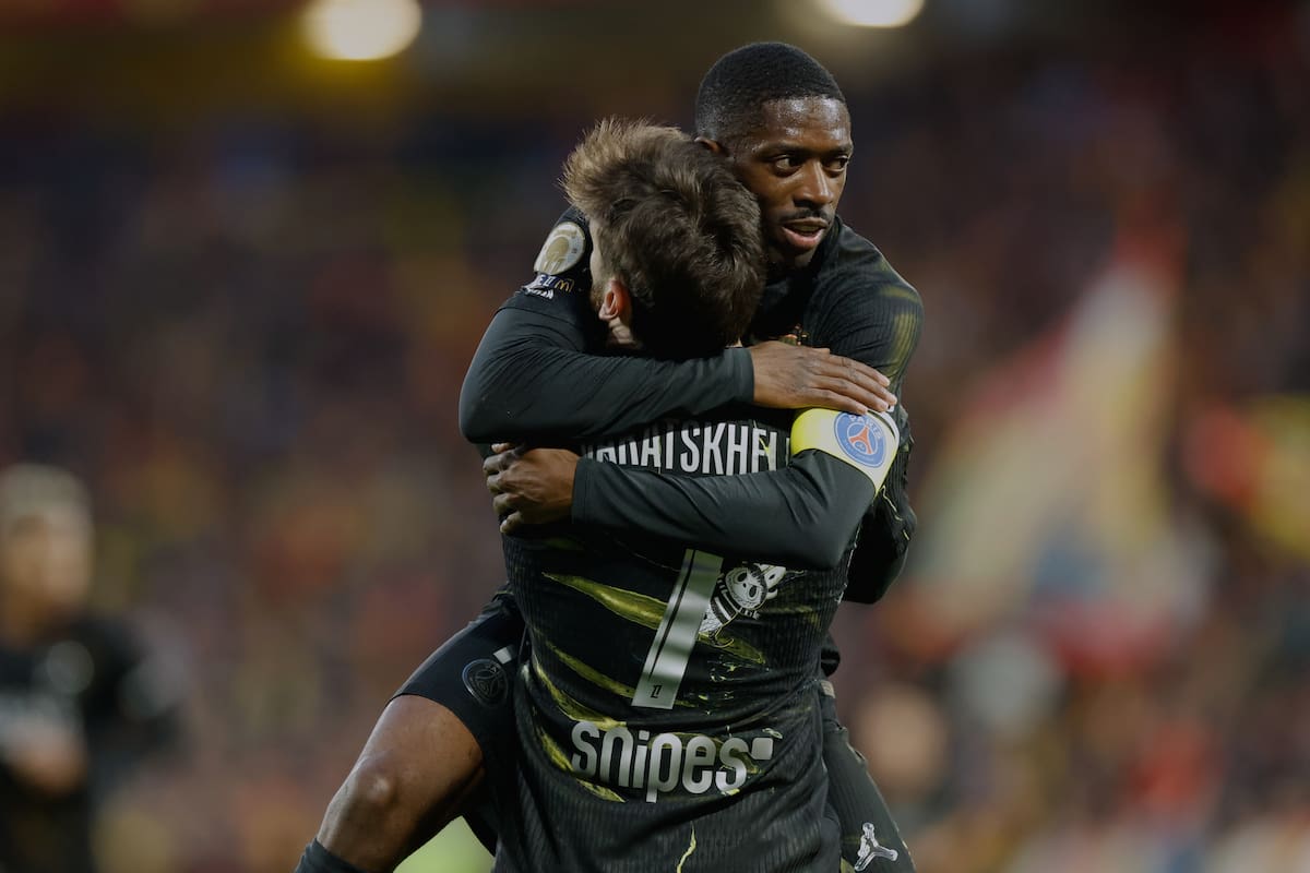 El abrazo entre Khvicha Kvaratskhelia y Ousmane Dembélé, dos de las figuras ofensivas en Paris Saint Germain