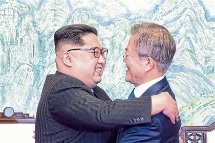 El abrazo entre Kim y Moon, tras la firma de la declaración bilateral, en Panmunjom