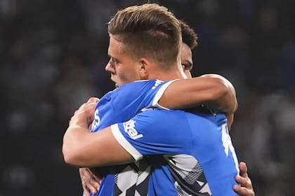 El abrazo entre las dos figuras de Talleres de Córdoba tras la victoria 1-0 con Banfield: Diego Valoyes y Federico Girotti
