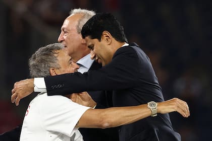El abrazo entre Luis Enrique y el presidente qatarí de PSG, Nasser al-Khelaifi, tras conquistar este miércoles la Supercopa de Europa: contratar al español en 2023 significó un punto de inflexión y reflexión para la conducción de un club con mucho dinero.