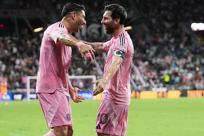 El abrazo entre Luis Suárez y Lionel Messi