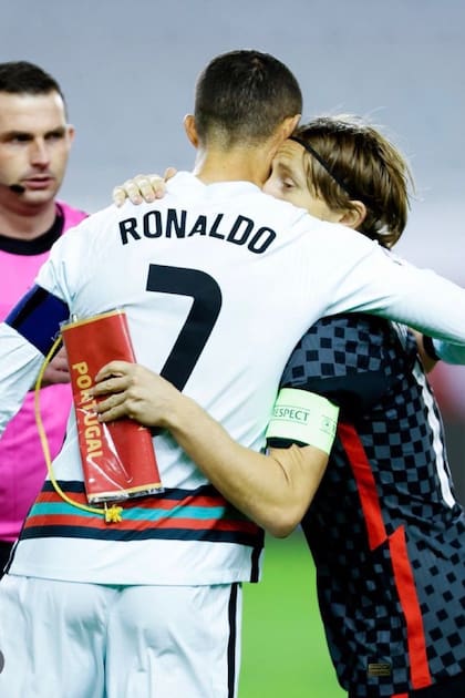 El abrazo entre Luka Modrić y Cristiano Ronaldo, durante un Portugal vs Croacia