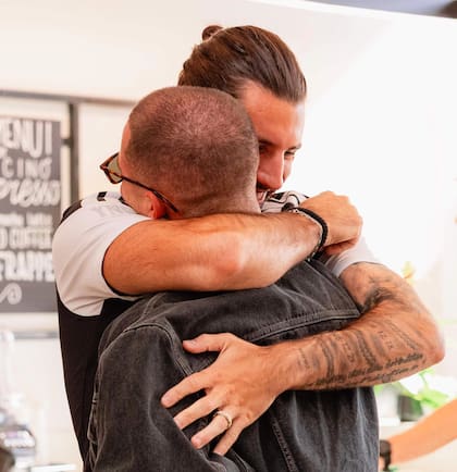 El abrazo entre Mac Callister y Dominik Szoboszlai